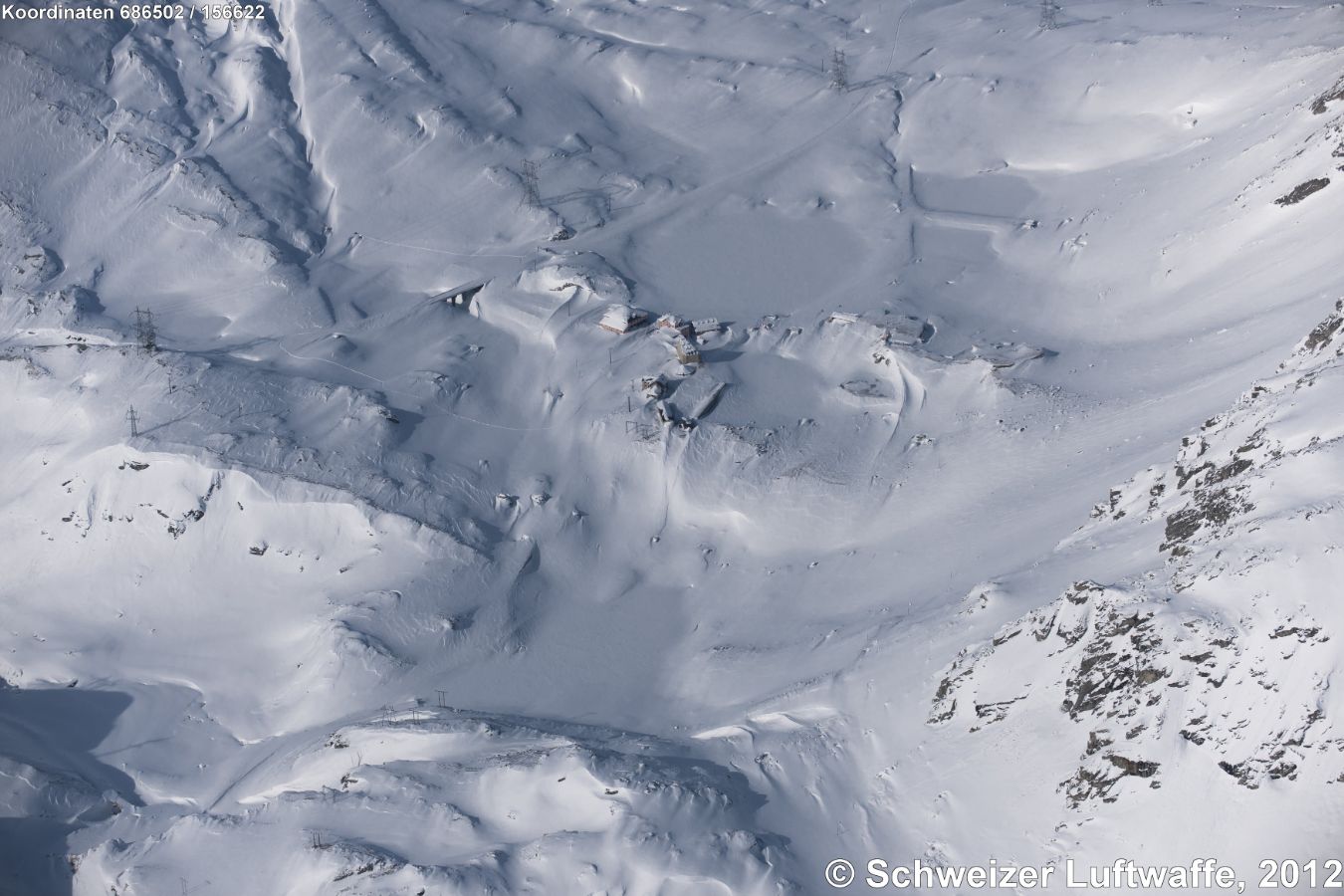Das tief verschneite Ospizio San Gottardo, Blickrichtung N. Gut sichtbar der grosse Lago delle Piazza.